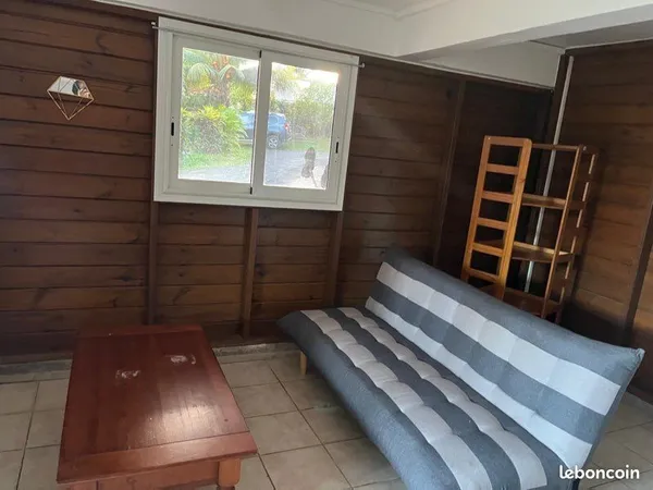Location bungalow 40 m2 . Calme, proche commodités, 10 min Jarry. Pour 1 personne. Eau comprise / Él