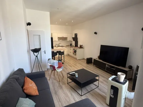 T2 refais à neuf avec home cinéma , idéal pour un couple avec un petit bureau pour le télétravail