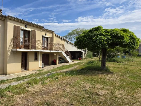 Maison avec jardin, garage et dépendance.