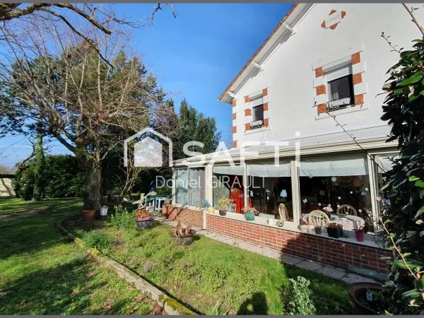 Charmante maison en pierre et brique, beau terrain avec un puit, garage