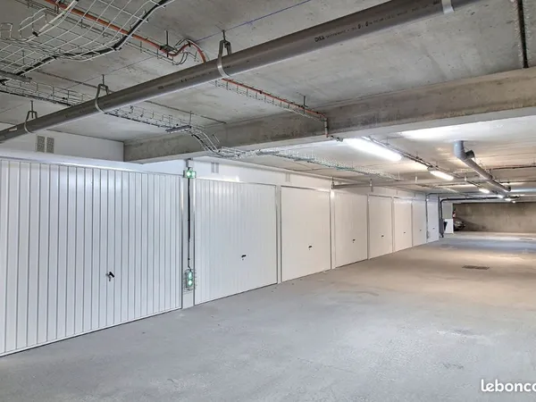 Parkings boxés / garages à louer - Colombes