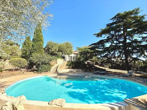 Villa 9 pièces 250 m²