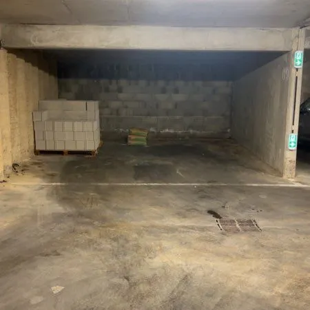 Grand garage fermé