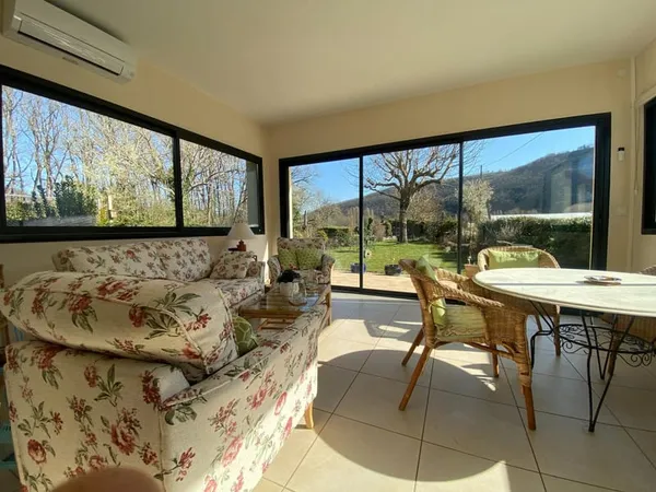 Maison spacieuse et lumineuse avec grand garage et piscine dans la vallée du Lot.