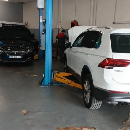 A vendre fonds de commerce garages mécaniques et carrosserie et dépôt vend voiture