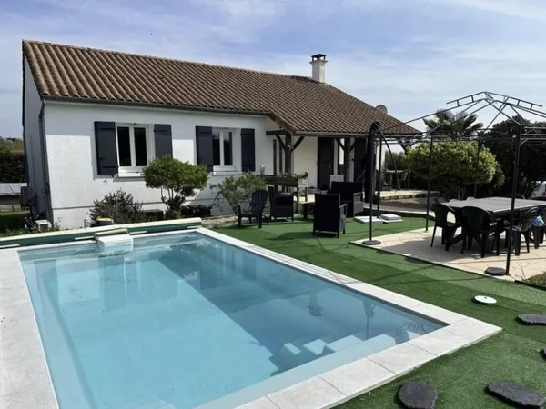 De l'espace pour chacun, une piscine pour tous : la maison de famille qu'on attendait.