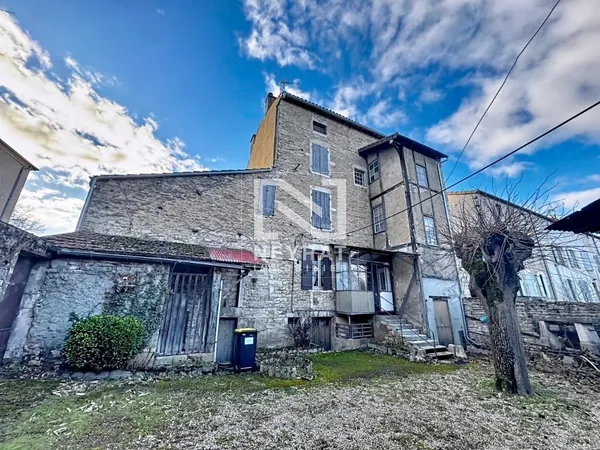 Maison en pierres avec dépendances à rénover