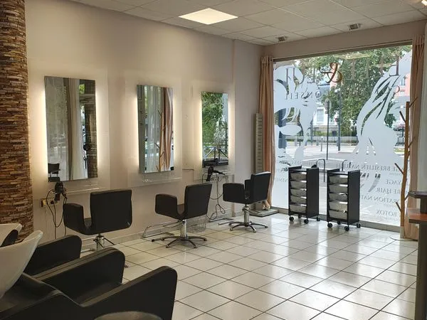 Fonds de commerce coiffure Grenoble - 55 m² - 5 postes - 2 bacs - 10 000