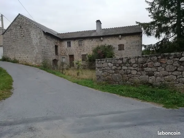 Vends corps de ferme avec terrain attenant