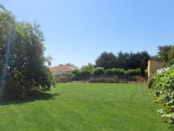Terrain 700 m²