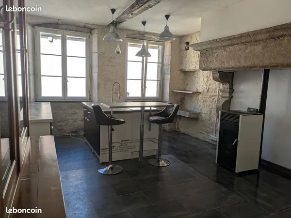 APPARTEMENT 70m² dans maison de caractère avec cheminée comtoise ET POËLE A GRANULES