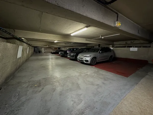 Loue grand parking Rue de Chaillot