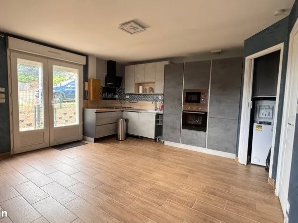 À LOUER - Appartement 2 pièces meublé avec cour et parking - Quartier Saint-Maurice - Disponible imm