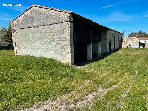 Bâtiment en pierre 400 m² sur 1000 m² de terrain - Vertheuil centre