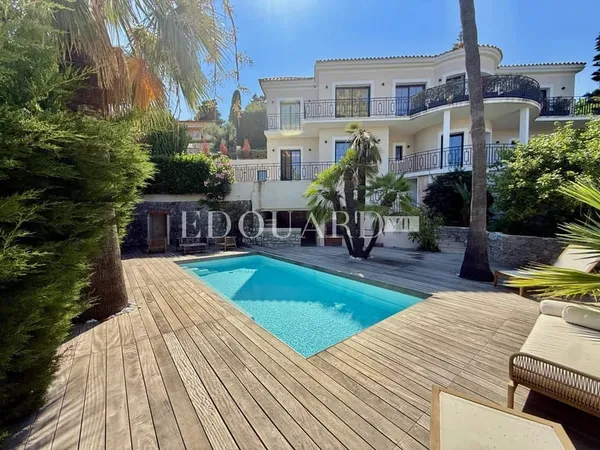 Superbe villa contemporaine avec piscine, une oasis de lumière au coeur de Roquebrune Cap Martin