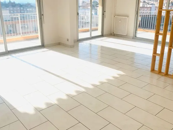 Toujours disponible à la location T4 115 m2 + 50 m2 d'extérieur proximité immédiate centre ville