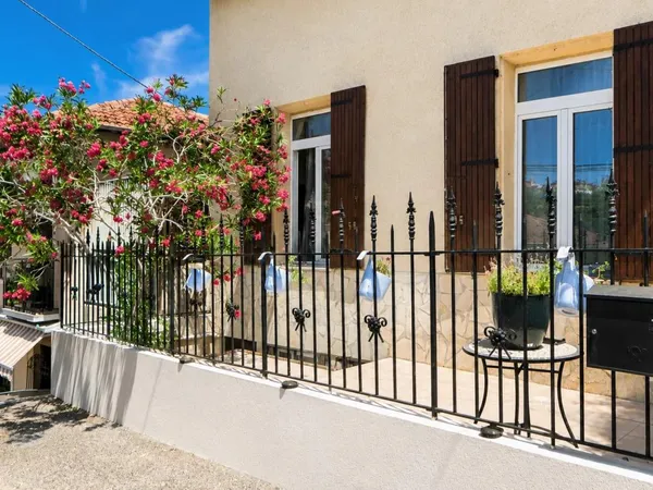 Maison familiale rénovée avec véranda, terrasse, jardin et double cave – Nice Est, secteur résidenti