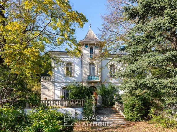 Maison bourgeoise iconique à rénover sur 8400 m² de terrain dont 3000 m² constructibles en Drôme Pro