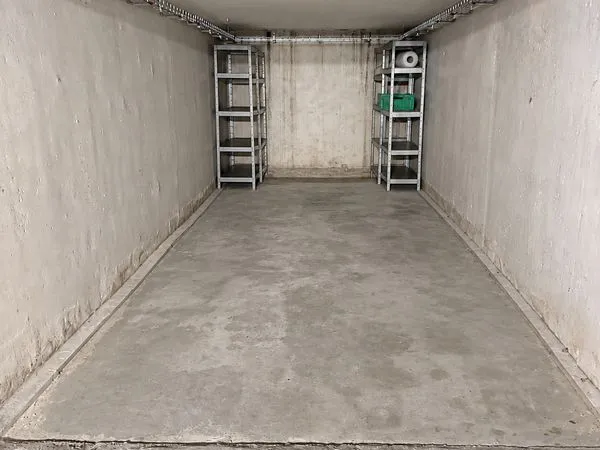BOX FERMÉ XL 19 m² - 7,3 m DE LONG - PARIS 18e / PORTE DE LA CHAPELLE