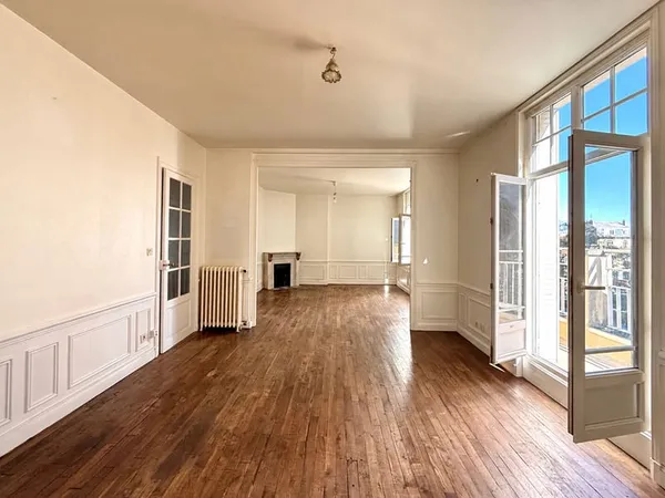 APPARTEMENT T5 AVEC BALCON SUR CATHEDRALE - PLACE ROYALE