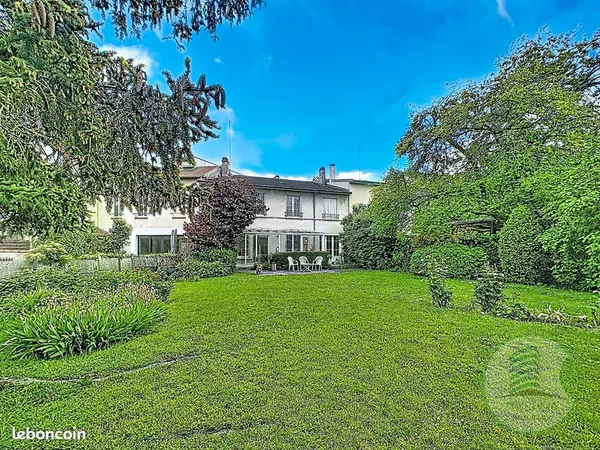 Maison 7 pièces 230 m²
