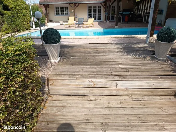 Maison avec grande terrasse et piscine, semi couverte