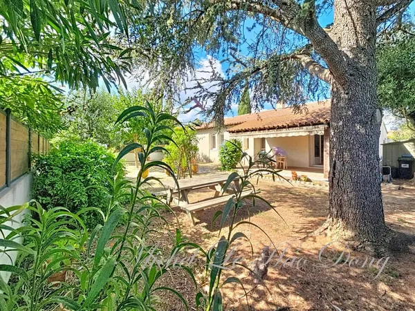 VERGÈZE (30310) - Le plaisir de vivre de plain-pied, un jardin arboré, tout près du centre du villag