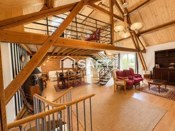 Derrière cette façade authentique se cache un espace de vie hors norme de 276 m².