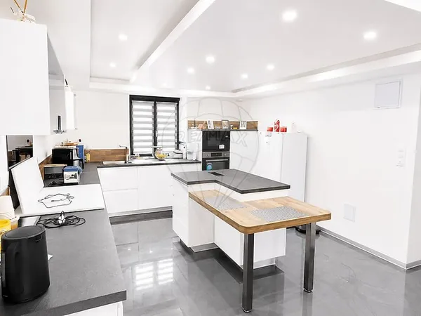 Maison 10 pièces 251 m²