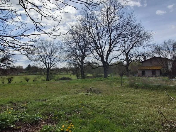 Dépendance à rénovée sur terrain constructible de 3374 m²