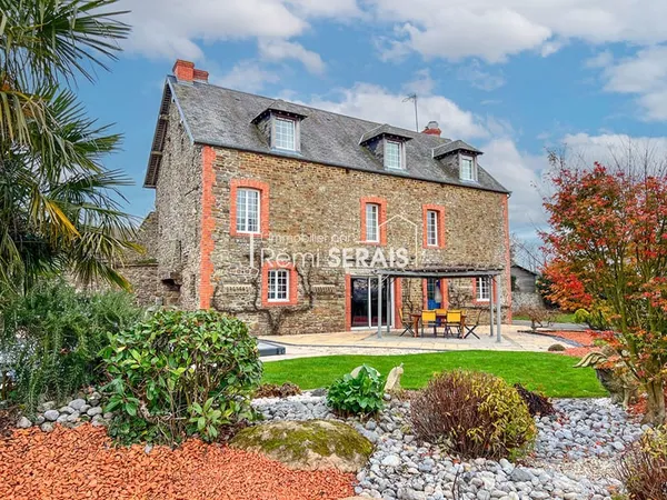 À vendre - Maison de caractère avec piscine et dépendance à Clécy, au coeur de la Suisse Normande