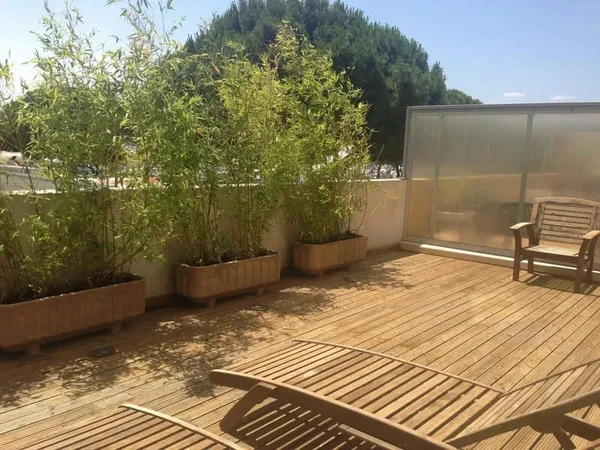 T3 TRAVERSANT EN ÉTAGE AVEC TERRASSE DE 14 M² ET 2 PARKINGS | FRAIS DE NOTAIRE OFFERTS