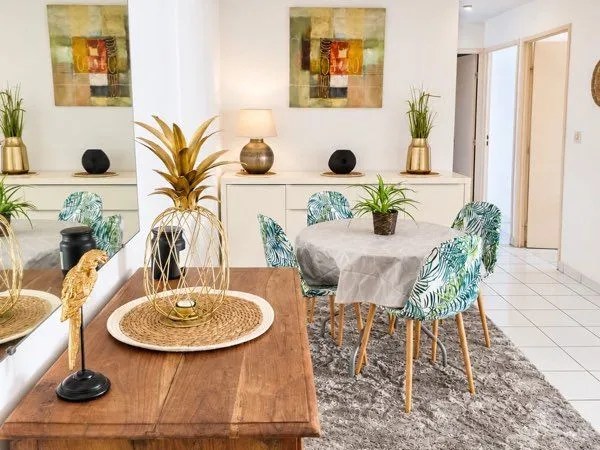 ✨ F3 MEUBLÉ 74,5 m² 🌴 - 2 CHAMBRES CLIMATISÉES - PARKING SÉCURISÉ - SAINTE-CLOTILDE 📍 Sainte-Clotild