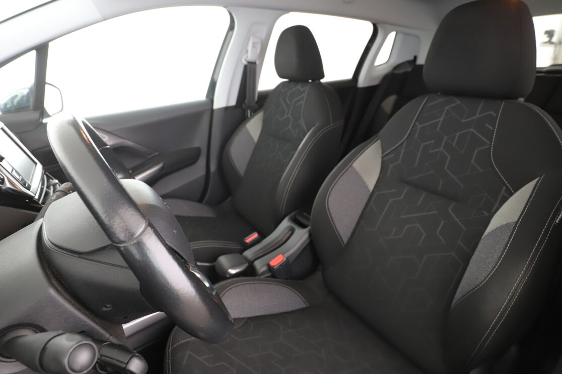 Peugeot 2008 1.6 Blue-HDi Style — photo 9