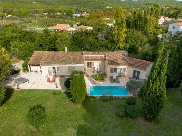 Maison meublée à louer à Cassis, plain-pied avec piscine, ent
