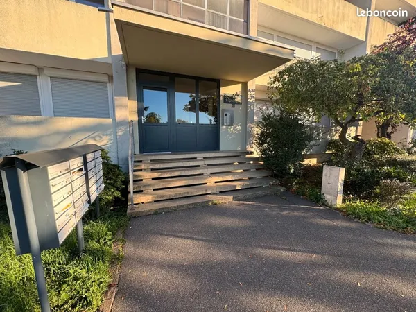 Studio meublé 23m² au calme avec grand balcon de 6m² et cave - RDC - Proche Centre