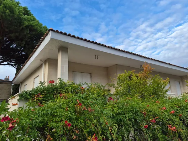 Bordeaux Caudéran - Élégante maison meublée de 276 m² à l'esprit seventies, face à la Villa Primeros