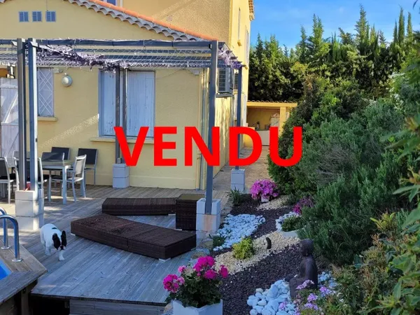 A vendre une villa avec jardin, terrasse,  piscine et  garage