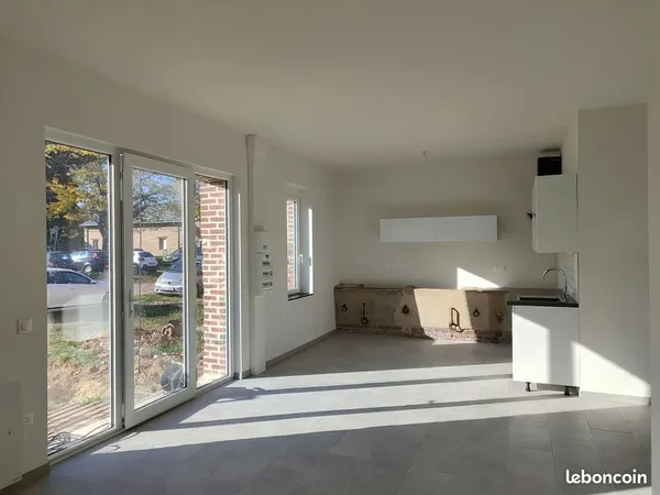 Appartement 85m² type 3 (2 chambres, 1 pièce à vivre avec cuisine ouverte, 1 salle d'eau, WC séparés
