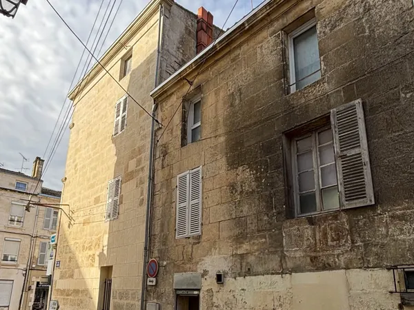 Immeuble avec commerce et logement.