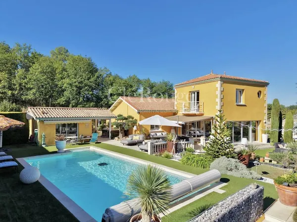 A 15 minutes du chateau de Duras, magnifique propriété avec piscine, jardin paysager et vues dégagée
