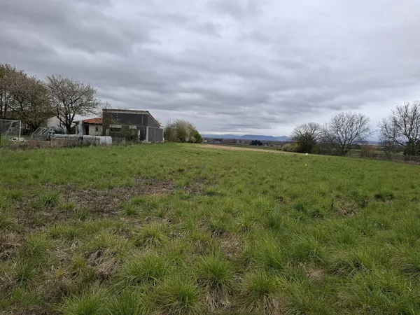 Terrain à bâtir de 800 m² à ENNEZAT (63)