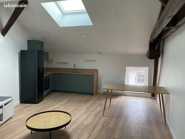 T2 MEUBLÉ - 53 m² - ENTIÈREMENT RÉNOVÉ - PRISSÉ