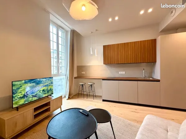 Meublé neuf équipée Vieux port climatisé 1 chambre douche italienne