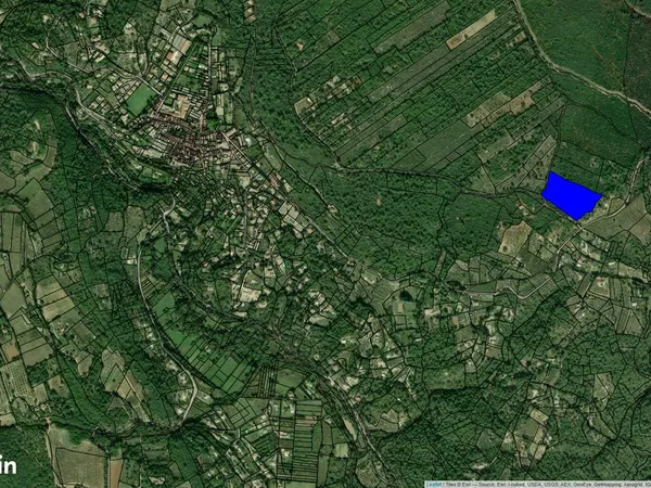 Terrain arboré à Varages