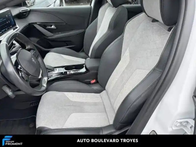 Peugeot 208 e- 136ch gt pack — photo 11