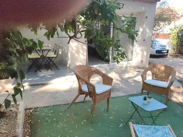 A 2 pas du centre du bus, petite maison avec Mezzanine + jardin intimiste +dépendance +Pkg clot de m