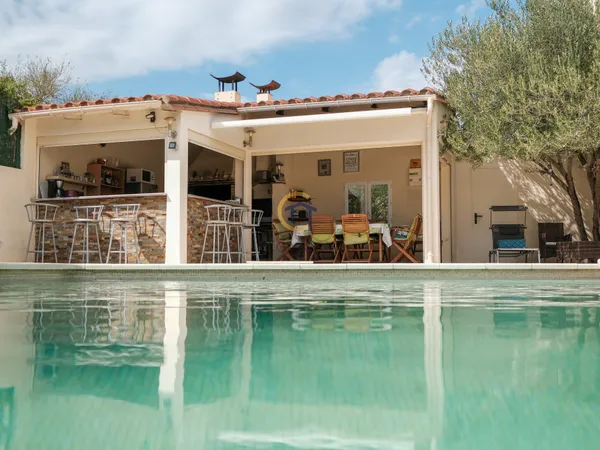 Villa de standing - 322m2 - 6 chambres - piscine