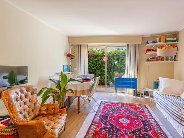 BEAULIEU SUR MER - CENTRE VILLE - 2 PIECES DE 52 M² A VENDRE - REZ-DE-CHAUSSEE -LUMINEUX - TERRASSE 