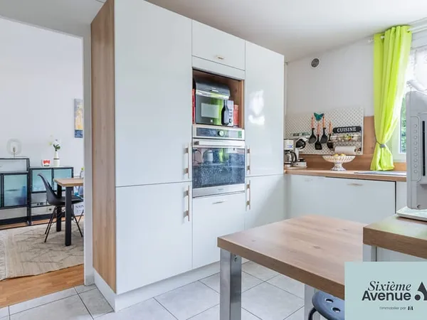 Maison individuelle bien entretenue disposant de deux chambres.